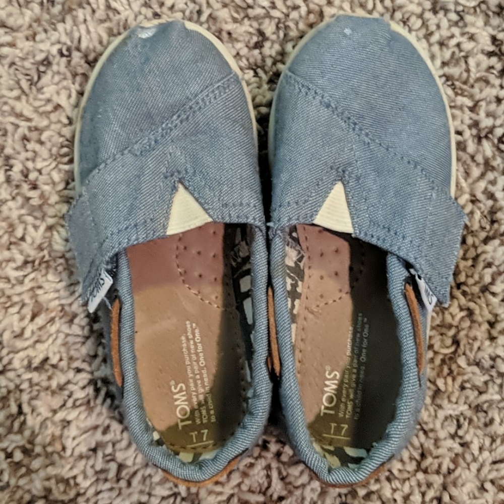 TOMS canvas shoe for littles (denim)